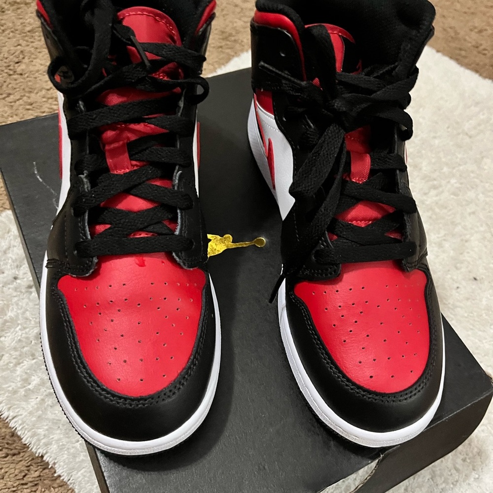 Air Jordan 1 MID(GS)    Black/FireRed/White.       Size:6y(Big Kids)